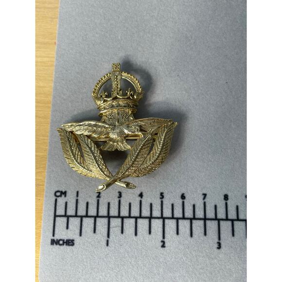 Vintage MJ ENT Clip Brooch Gold Tone Heraldic Royal Air Force Eagle Crown UK - Picture 4 of 5